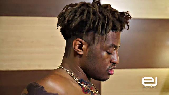 смотри, как два накачанных красавца трахаются внатуралку и глубоко сосут