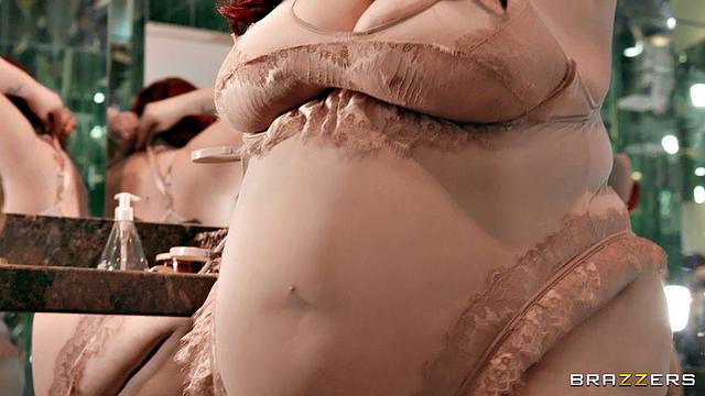 Элиза Аллюр: забила на приставку и трахнула мужика прямо на диване, вот это внимание!