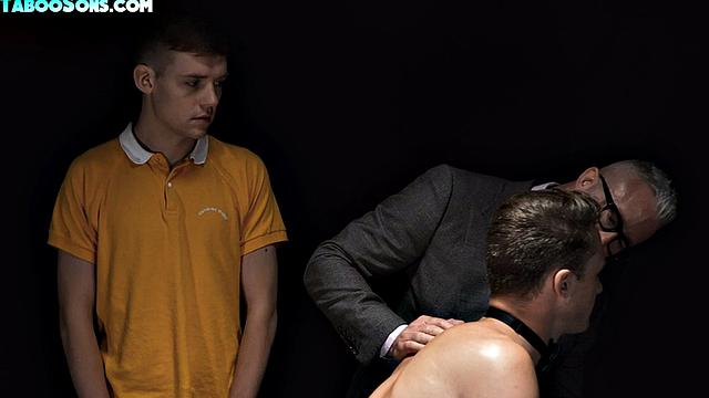 Бородатый качок трахает двух возбужденных геев в тесной троице - вот это опыт!