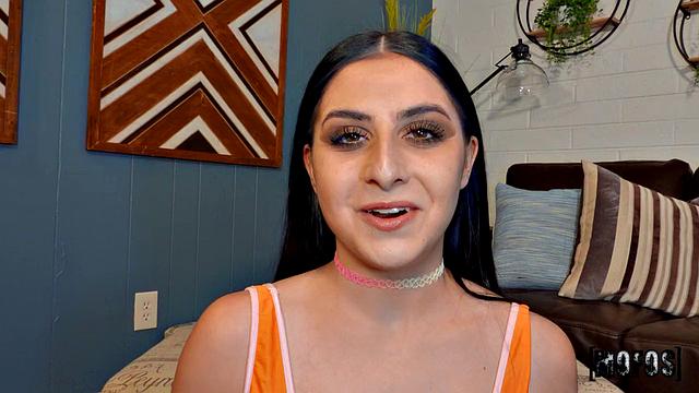 Смотри, как Kaitlyn Katsaros мастурбирует и играет с дилдо перед камерой.