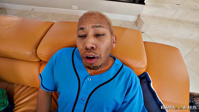 она берет в жопу прямо при его друзьях