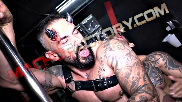 Гей-орги без резинки с порнозвездой Виктором Ромом из Macho Factory - Diabolikxx, часть 2