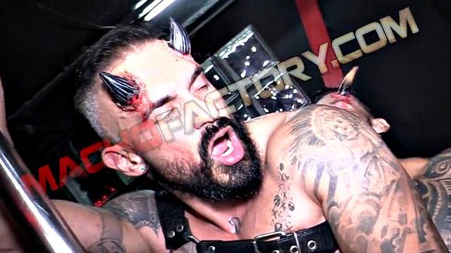 Гей-орги без резинки с порнозвездой Виктором Ромом из Macho Factory - Diabolikxx, часть 2