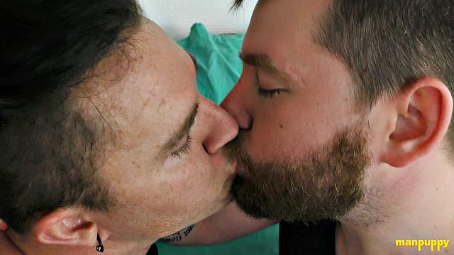 Hot Gay Kissing 41 - Kaleb DeWulf &amp;amp; Leo Blue Cuties