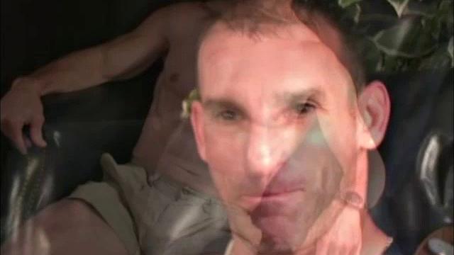 зрелый мужик дрочит и кончает мощно