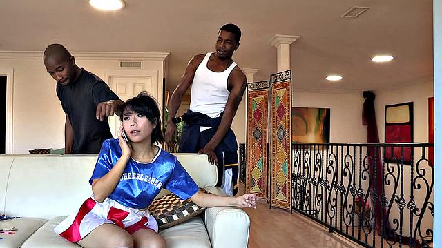 азиатская брюнетка трахается с двумя чёрными за деньги