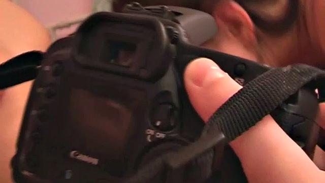 Эни и Кэти страстно трахают парня у ёлки и облизывают член