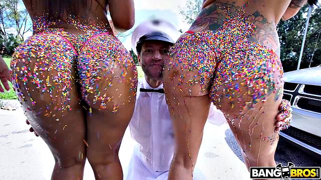 Rose Monroe и Lilith Morningstar устраивают жаркий анал с маслом и сладостями, Preston Parker не выдерживает такого шоу!