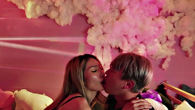 Ли Чжиянь трахается на встрече выпускников