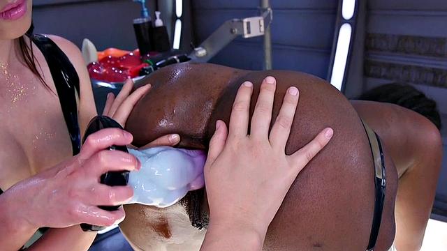 Roundass submissive lesbian