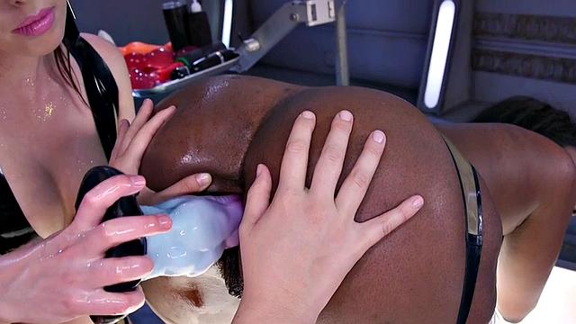 Roundass submissive lesbian