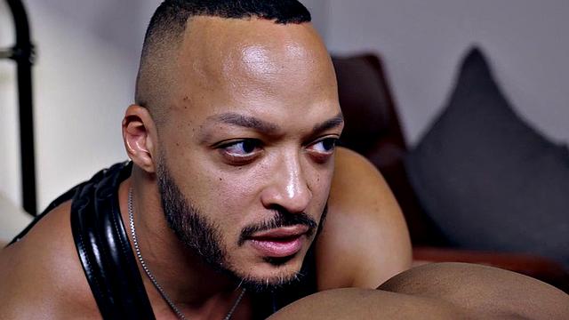 Черный качок в коже жадно вылизывает и жестко трахается с парнем