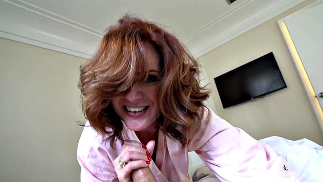 Мачеха заходит, когда я дрочу в комнате