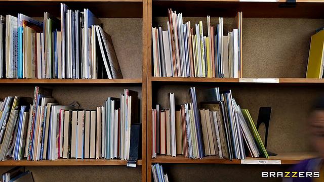 Смотри, как библиотекарь Jenna Starr устраивает дикий групповой секс с Blake Blossom и Johnny Love прямо на рабочем месте, не оставляя ни капли спермы без внимания.