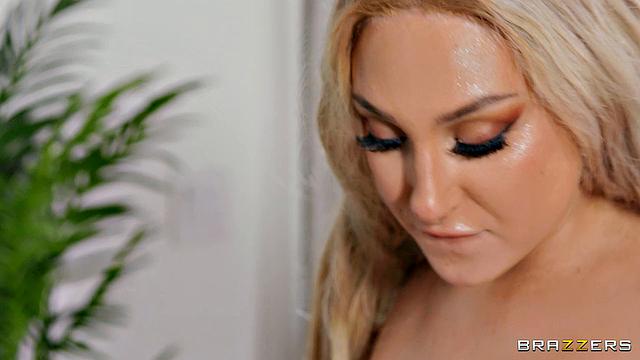 Габби Картер и Скайлар Вокс заливают друг друга маслом и трахаются с Кирианом Ли на массажном столе - страсть до дрожи в ногах!