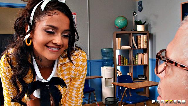 горячая брюнетка устроила жёсткий трах с двумя на парте