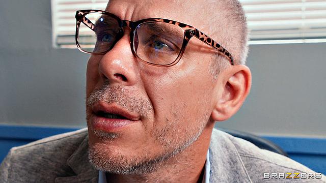 горячая брюнетка устроила жёсткий трах с двумя на парте