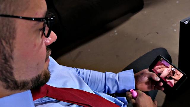 топ трахает подкачанного парня в косплее