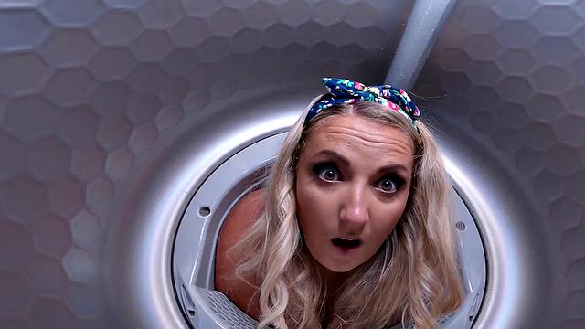 пышная тётка застряла - молодой парень жёстко её дерёт