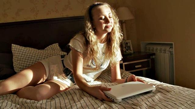 Элис сама с собой - и никакой скуки, только оргазмы