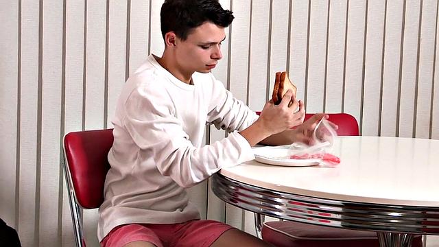 стройный твинг наслаждается голым членом волосатого сводного брата на кухне