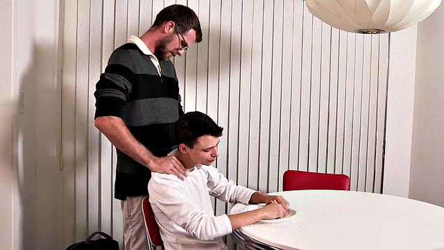 стройный твинг наслаждается голым членом волосатого сводного брата на кухне