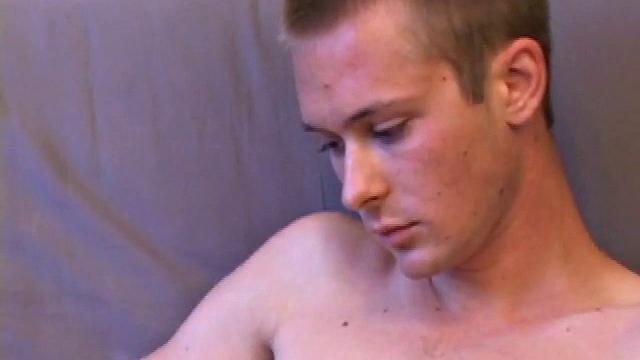 Томми Нолан не может остановиться, дрочит свой член и кончает по-гейски жарко.
