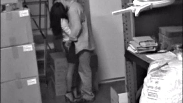 страстная изменщица яростно сосет и скачет на стояке на складе