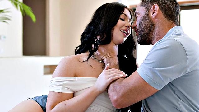 Пышная татуированная красотка трахается в догги после страстного поцелуя