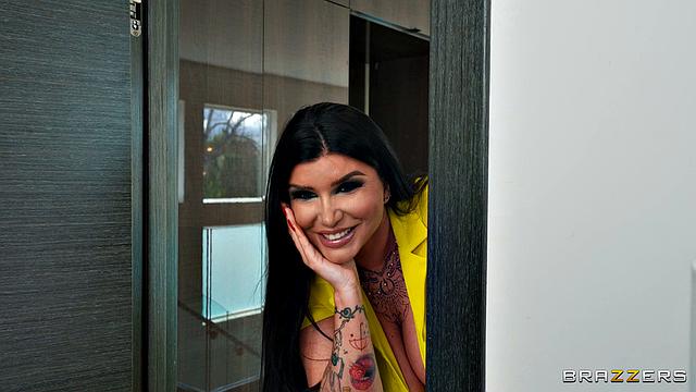 властная соседка подключается к жаркому тройничку