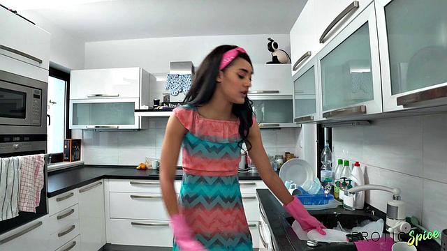 Capri Lmonde убирает дом и получает глубокий трах от Yves Morgan с большим членом, пока моет окна и посуду.