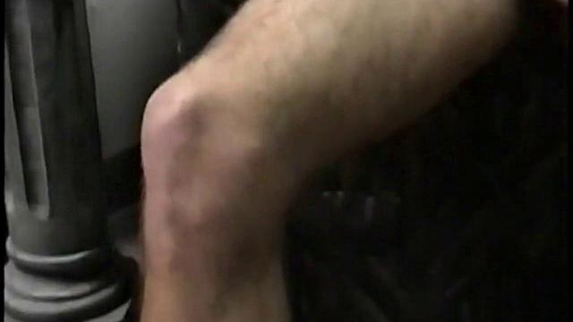 Дино попробовал член и явно удивился результату