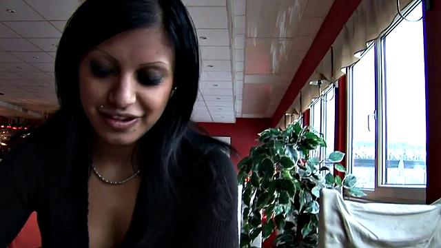 пирсингованная латинка трахается на улице раком с большим членом