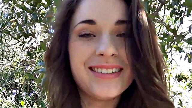 Бритни Блу трогает свою гладкую писю на балконе и кайфует