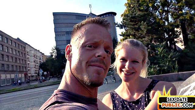 немка с тату отрывается на свежем воздухе, её кавалер не верит своему счастью