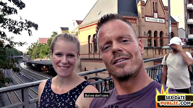 немка с тату отрывается на свежем воздухе, её кавалер не верит своему счастью