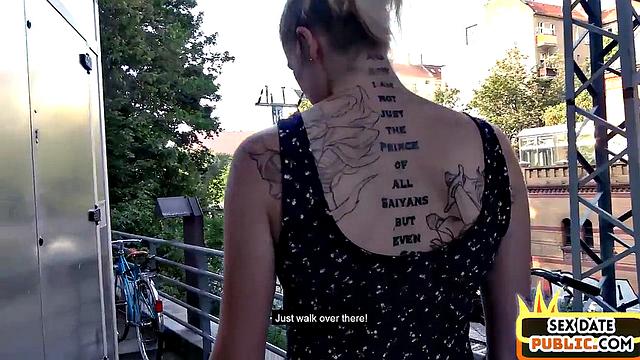 немка с тату отрывается на свежем воздухе, её кавалер не верит своему счастью