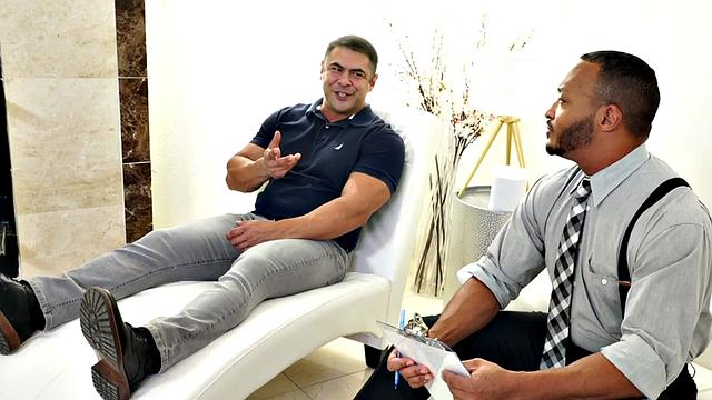 Hunk penetrating tight muscle in interracial couple