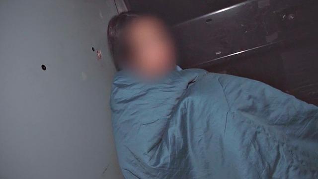 Молодая шлюшка получает анальный секс с маслом в фургоне за деньги