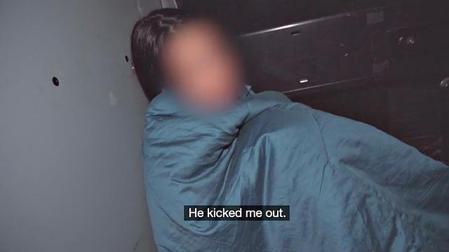 Молодая шлюшка получает анальный секс с маслом в фургоне за деньги