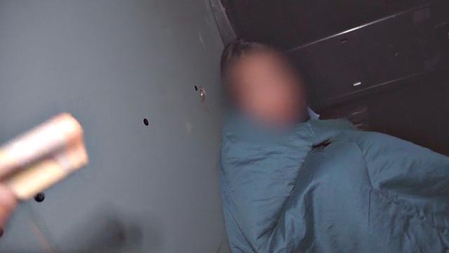 Молодая шлюшка получает анальный секс с маслом в фургоне за деньги