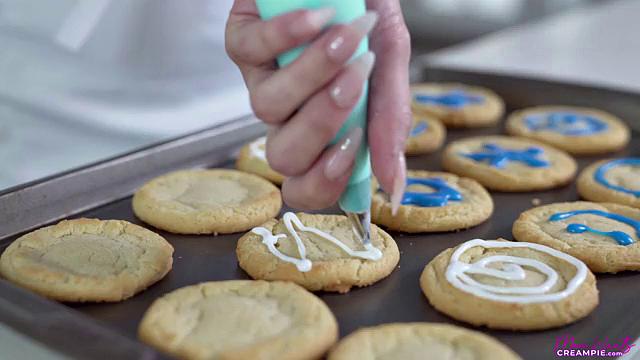 Let Me Make Sure That Cookie Gets Some Icing - S1:E5