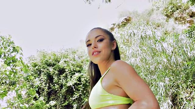 татуированная брюнетка в бикини захлебывается большим членом на свежем воздухе