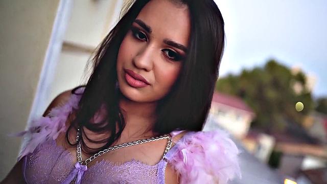 Жаркая встреча: аппетитные формы вызывают настоящий пожар страсти