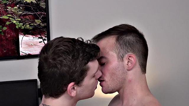 Озорной твинг проверяет свежую дырку парня после операции