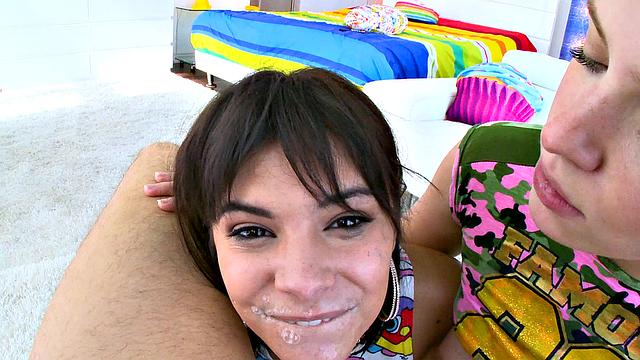 гисель и вайолет устраивают минетное шоу и облизывают друг другу языки