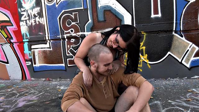 взрослая брюнетка в очках разрывается между жёстким аналом и страстью