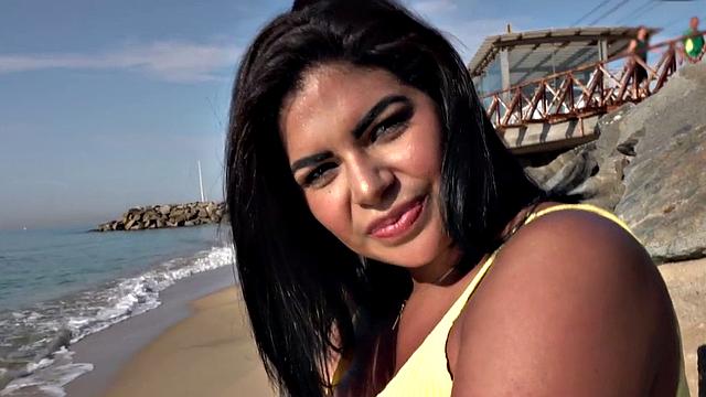 глянь, как эта пышногрудая латинка трахается на пляже после кастинга