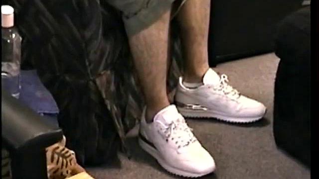 Волосатый натурал Полли сосёт член парню на камеру, сперма на лице и в рот - гей-аматоры без стыда.