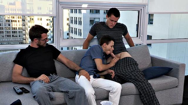 папа и братья жарко трахаются на диване